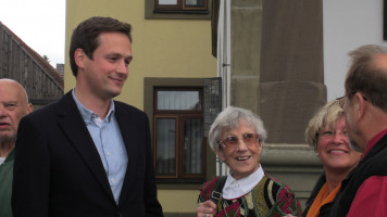 Florian Töpper im Gespräch mit Bürgerinnen und Bürgern in Grettstadt