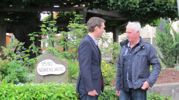 Florian Töpper im Gespräch mit Georg Laufer vor der Linde in Grettstadt