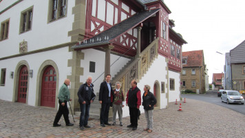 Florian Töpper mit Bürgerinnen und Bürgern vor dem schönen Grettstädter Rathaus