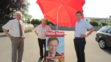 Am Infostand in Schwanfeld mit (v.re.) Florian Töpper, OV-Vorsitzenden Herbert Schneider und Alt-Bürgermeister Schorsch Eichelbrönner