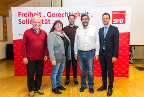 Florian Töpper mit den Kandidatinnen und Kandidaten aus der Gemeinde Dittelbrunn