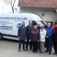 Das Foto zeigt von links die Kreisräte Stefan Rottmann, Erich Servatius, Helga Fleischer, Hans Fischer, Doris Schneider, den Kaltenhof-Geschäftsführer Helmut Veeh, sowie die Kreisräte Thomas Wohlfahrt und Hartmut Bräuer(nicht auf dem Bild Ruth von Truchse