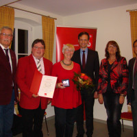 v.li.: Hartmut Bräuer (Vorsitzender der SPD-Kreistagsfraktion), Kai Niklaus (SPD-Kreis- und Ortsvereinsvorsitzender), Ruth von Truchseß, Landrat Florian Töpper, MdL Kathi Petersen, 1. Bgm Friedel Heckenlauer