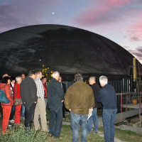 Landwirt Andres Obernöder (2.v.re.) erklärt den Besuchern seine Biogaslanlage