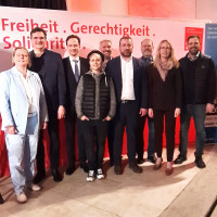 v.l.n.r.: Kreisvorsitzende SPD Schweinfurt-Land Martina Braum, Oberbürgermeisterkandidat Ralf Hofmann, Landrat Florian Töpper, Steffi List, Bürgermeisterkandidat Alexander Geyer, Bürgermeister Stefan Rottmann, Bürgermeisterkandidat Jochen Kraft, Bürgermei
