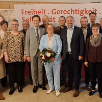 Im Amt bestätigt: Vorsitzende Martina Braum (mit Blumenstrauß) freute sich über ihre Wiederwahl. Landrat Florian Töpper und die Mitglieder der neu gewählten Vorstandschaft gratulierten (von links): Jochen Kraft, Tatjana Schitz, Ulrike Köth, Heike Joos, Ka
