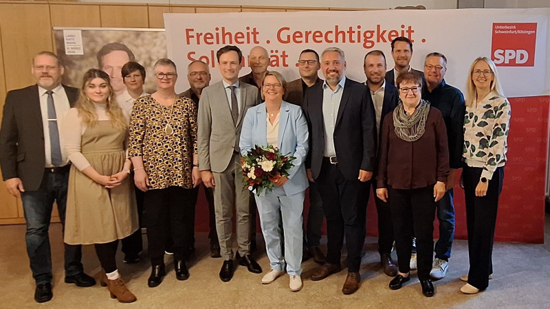 Im Amt bestätigt: Vorsitzende Martina Braum (mit Blumenstrauß) freute sich über ihre Wiederwahl. Landrat Florian Töpper und die Mitglieder der neu gewählten Vorstandschaft gratulierten (von links): Jochen Kraft, Tatjana Schitz, Ulrike Köth, Heike Joos, Ka